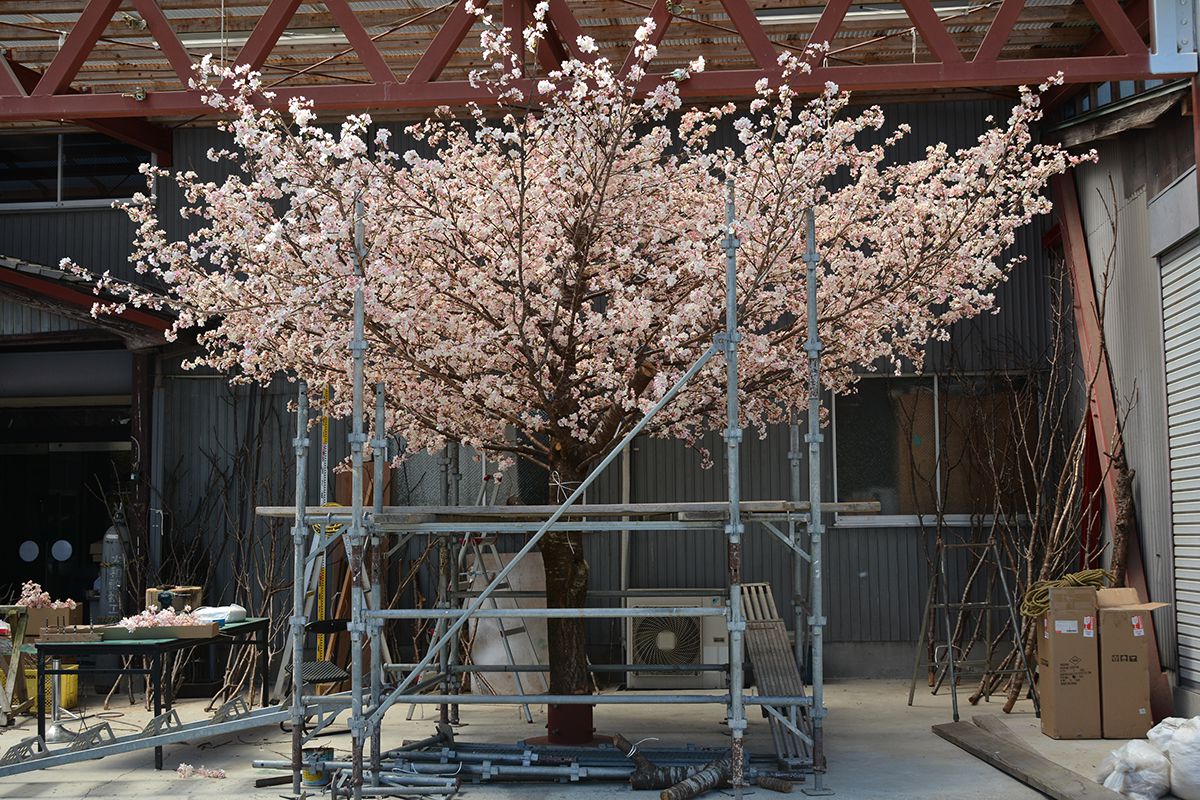 40 パウチ　　　桜 花山[かざん] 都桜金襴 桜型抜き レザーミドルウォレット 和柄