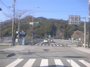 越知町内を抜け、大きな橋を渡ります